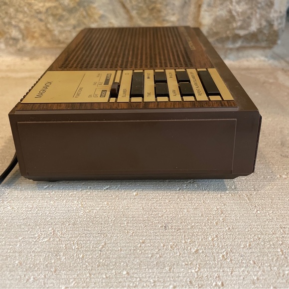 Vintage Magnavox D 3040 Digital AM/FM Radio Alarm Clock Tested & Working! - Picture 6 of 10